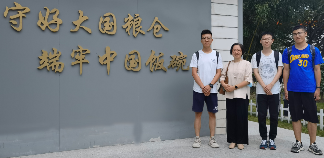 带队实地考察粮仓2.png