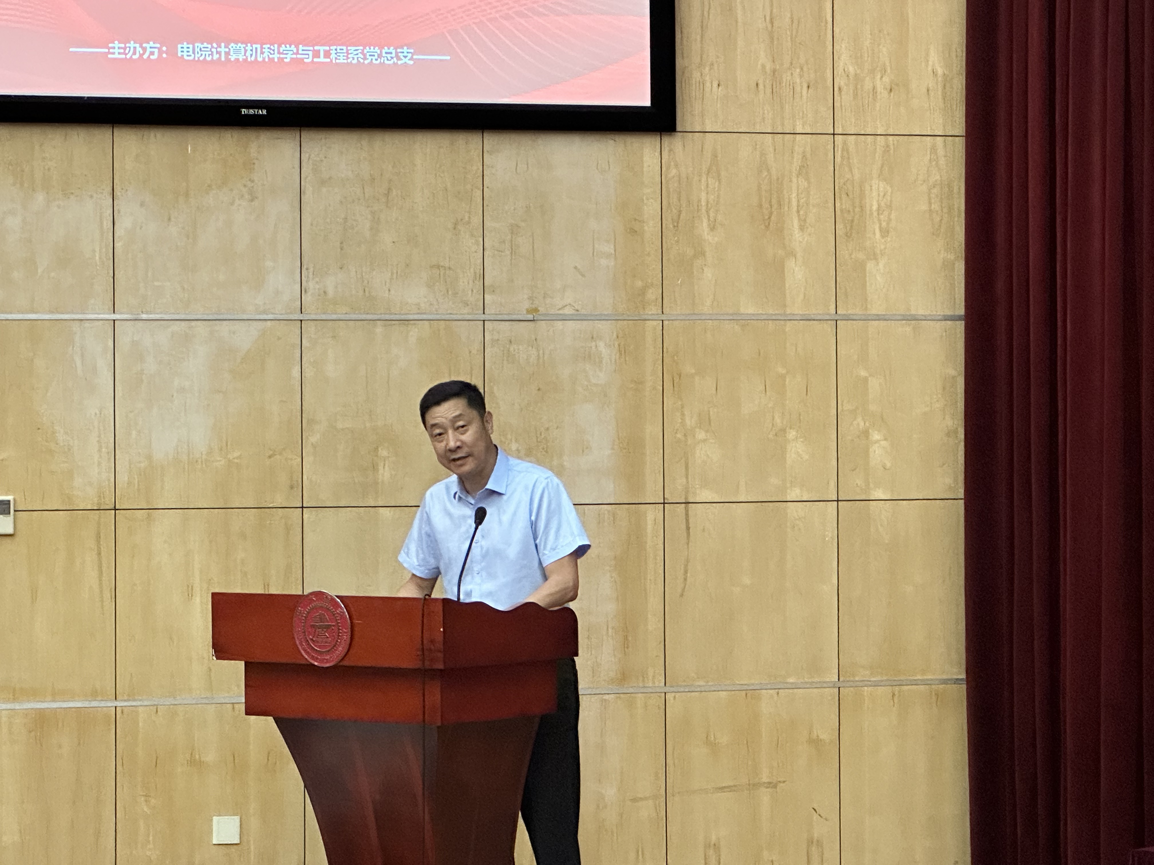 图2电子信息与电气工程学院党委书记苏跃增发表致辞.jpg
