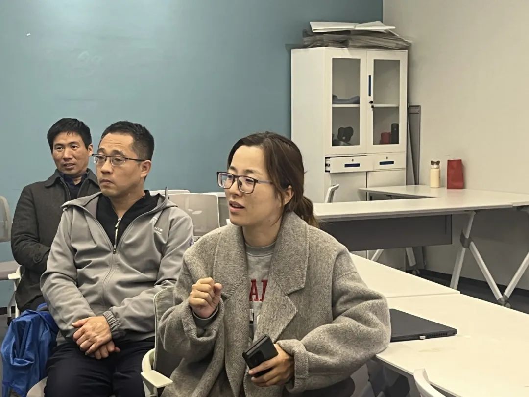 图8老师们展开热烈探讨.jpg