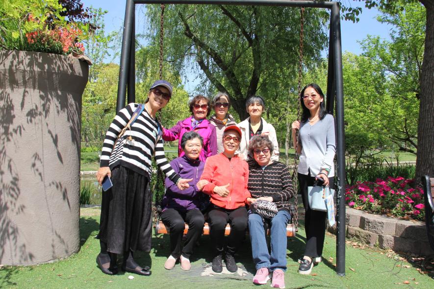 图片8：退休教师游览植物园.jpg